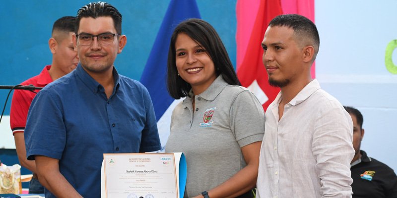 Éxito y superación: La historia de Graduados Destacados en el Centro Tecnológico Manuel Landez Rojas