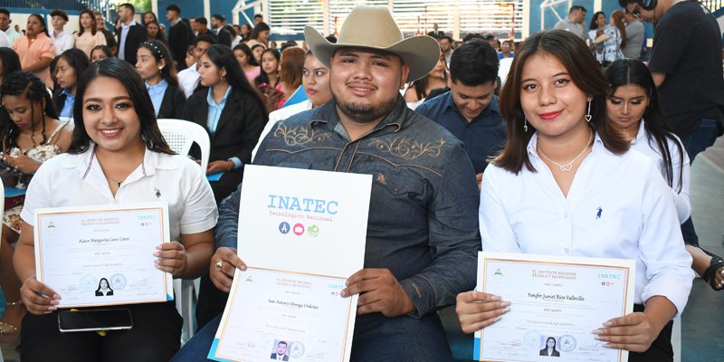 Éxito y superación: La historia de Graduados Destacados en el Centro Tecnológico Manuel Landez Rojas