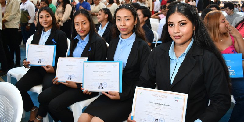 Éxito y superación: La historia de Graduados Destacados en el Centro Tecnológico Manuel Landez Rojas