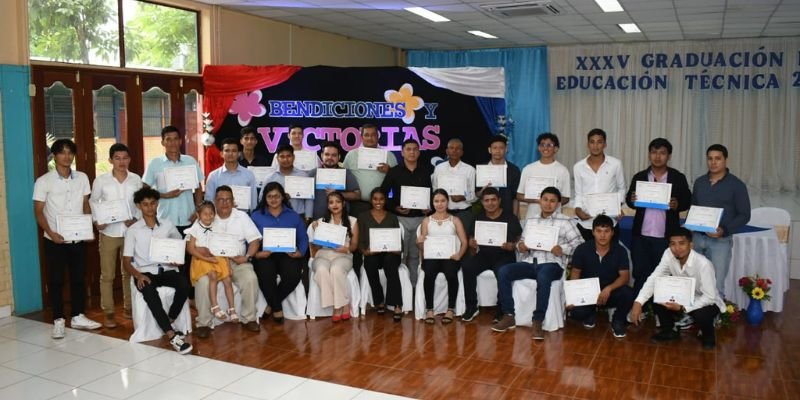 Celebrando Graduación de Nuevos Técnicos Profesionales del Centro Tecnológico Simón Bolívar