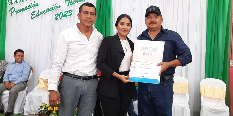 Celebran graduación de nuevos Profesionales Técnicos en Zootecnia y Agronomía de Muy Muy