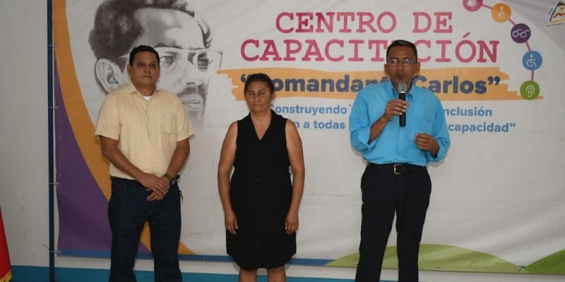 Servidores públicos aprenden técnicas de apoyo a personas ciegas