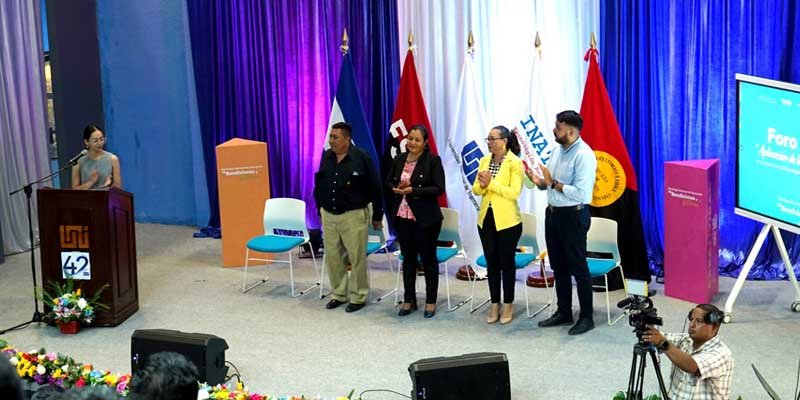 Inteligencia Artificial en la Educación: Más de 3,600 maestros debaten su aplicación en el aula