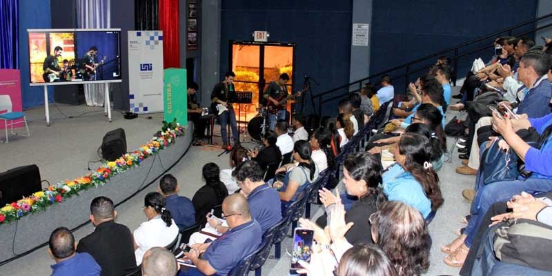 Inteligencia Artificial en la Educación: Más de 3,600 maestros debaten su aplicación en el aula
