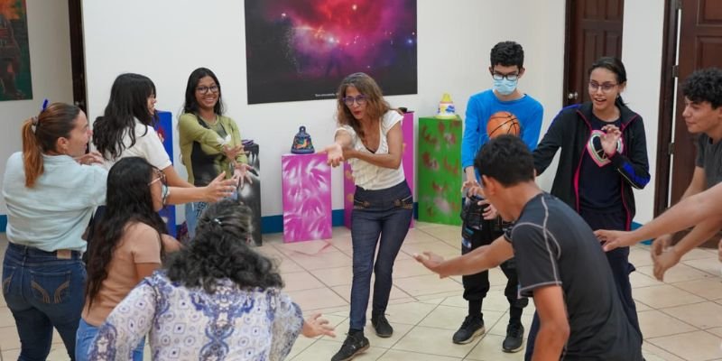 Arte que transforma: docentes fortalecen su creatividad en laboratorio artístico en Managua