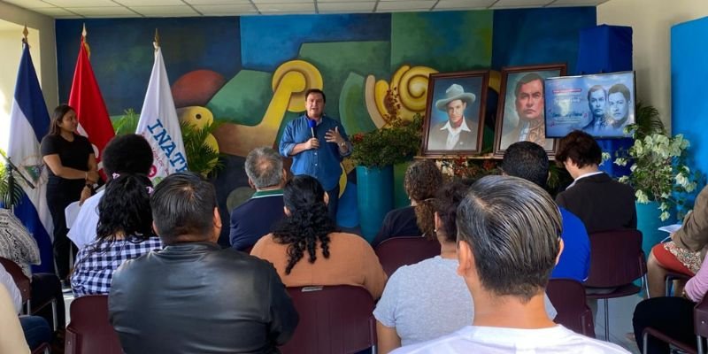 Cuando la poesía canta a la patria: lanzamiento del concurso Canto Azul y Patria