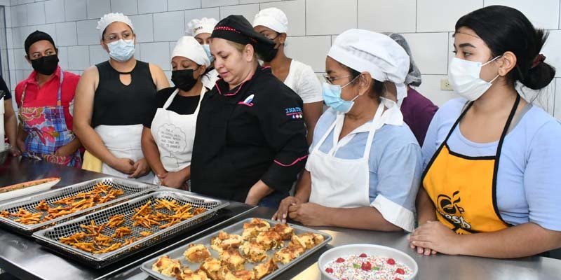 Estudiantes del Centro Tecnológico Nelly Flor de Pino realizando platillos de Cuaresma