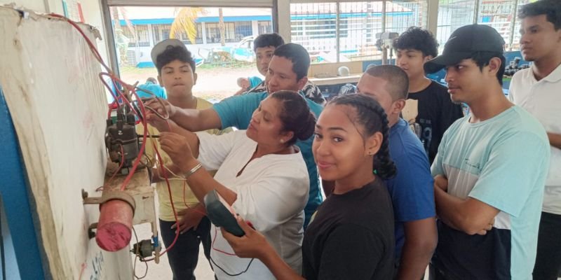 Mujeres que construyen su futuro en  carreras no tradicionales