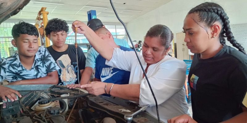 Mujeres que construyen su futuro en  carreras no tradicionales
