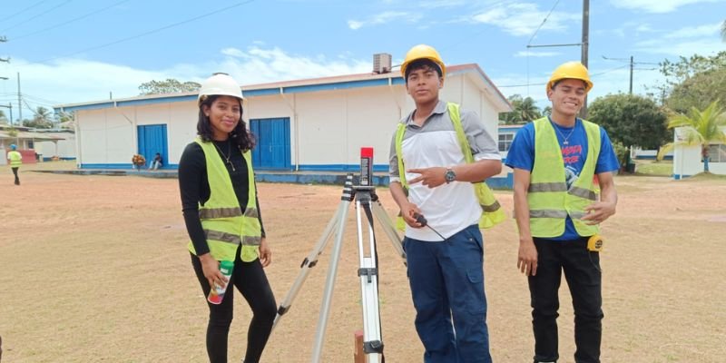 Mujeres que construyen su futuro en  carreras no tradicionales