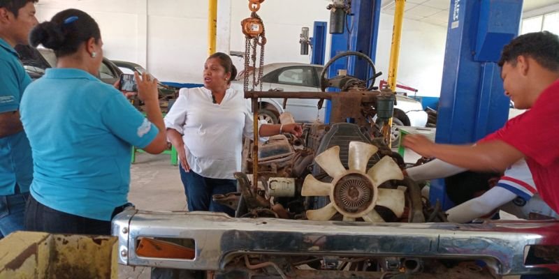 Mujeres que construyen su futuro en  carreras no tradicionales