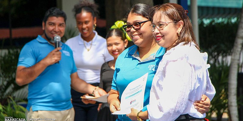 Reconocimientos a mujeres destacadas en la educación técnica