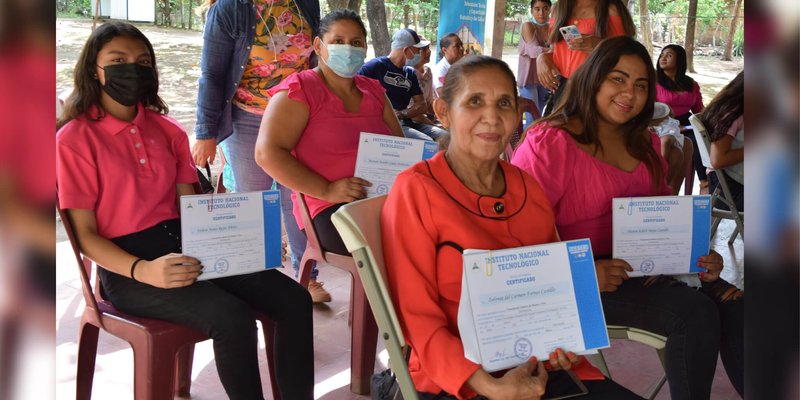 Mujeres de El Tololar, Posoltega se promocionan en Escuelas Municipales de Oficio