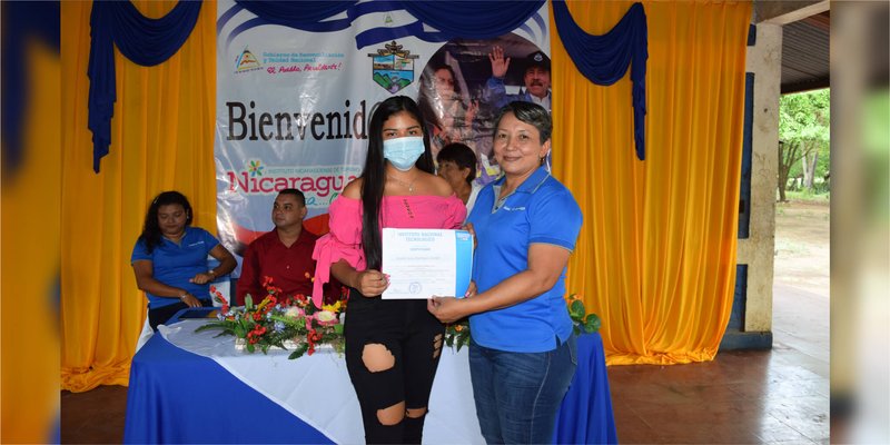 Mujeres de El Tololar, Posoltega se promocionan en Escuelas Municipales de Oficio