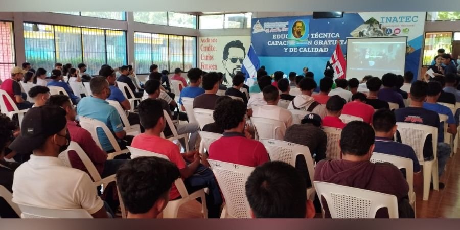 Estudiantes técnicos con el corazón lleno de alegría y compromiso, conmemoran al Comandante Carlos Fonseca