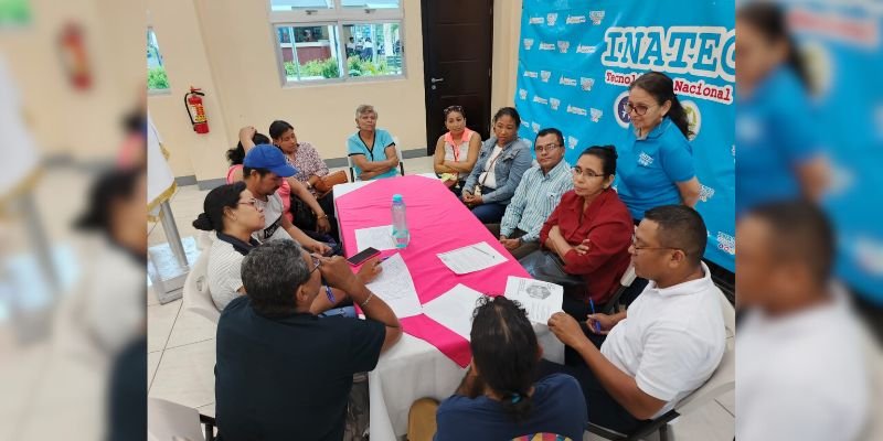 Consultan Estrategia Nacional de Educación a padres y tutores del Centro Tecnológico Juan de Dios Muñoz de León