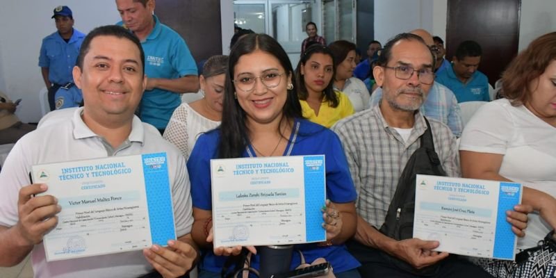 Centro de Capacitación Comandante Carlos celebra su  primer aniversario con un foro y entrega de certificados