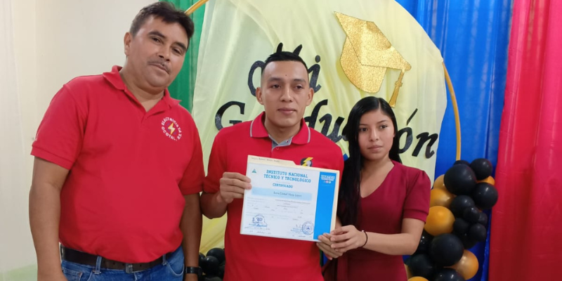 Entrega de certificado protagonistas de Ocotal