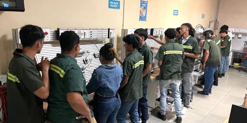 Juventud técnica demuestra su talento en sistemas hidráulicos y neumáticos en homenaje al General Sandino