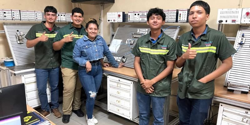 Juventud técnica demuestra su talento en sistemas hidráulicos y neumáticos en homenaje al General Sandino