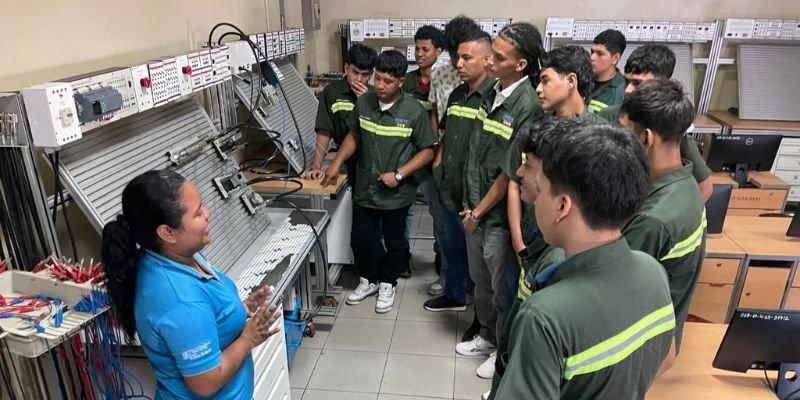 Juventud técnica demuestra su talento en sistemas hidráulicos y neumáticos en homenaje al General Sandino