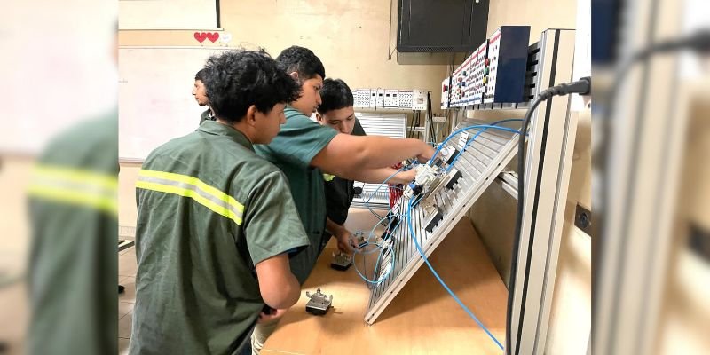 Juventud técnica demuestra su talento en sistemas hidráulicos y neumáticos en homenaje al General Sandino