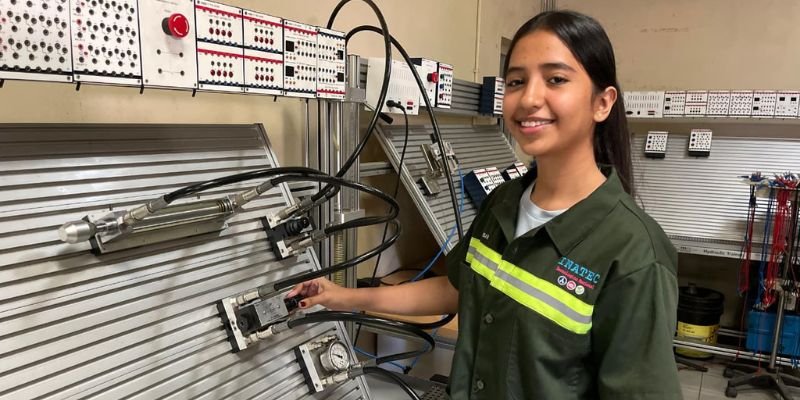 Juventud técnica demuestra su talento en sistemas hidráulicos y neumáticos en homenaje al General Sandino