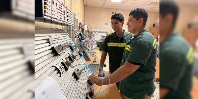 Juventud técnica demuestra su talento en sistemas hidráulicos y neumáticos en homenaje al General Sandino