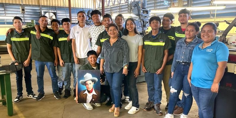 Juventud técnica demuestra su talento en sistemas hidráulicos y neumáticos en homenaje al General Sandino