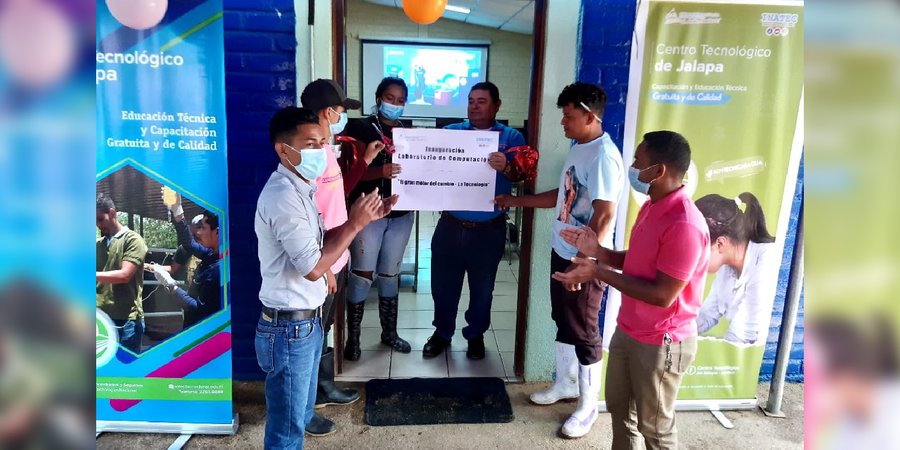Restituyen derecho a la tecnificación con nuevo laboratorio de computación en Jalapa