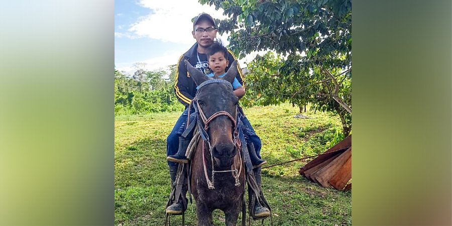 Richard López, un joven mayagna que conjuga el rol de papá con el de alumno