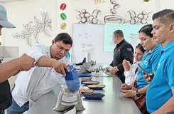 Estudiantes y maestros fortalecen competencias en catación y métodos de elaboración de café