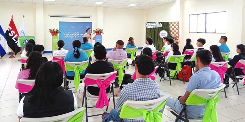 Estudiantes y maestros fortalecen competencias en catación y métodos de elaboración de café