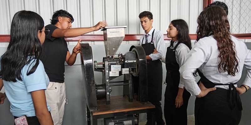 Estudiantes y maestros fortalecen competencias en catación y métodos de elaboración de café