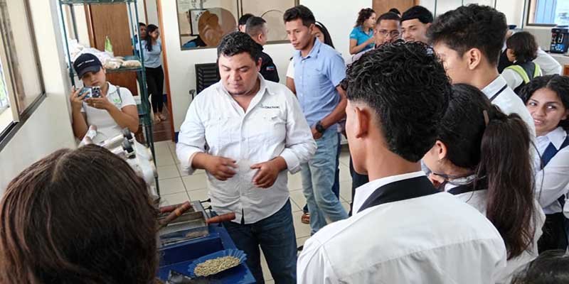 Estudiantes y maestros fortalecen competencias en catación y métodos de elaboración de café