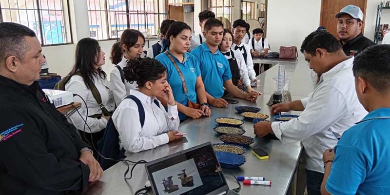 Estudiantes y maestros fortalecen competencias en catación y métodos de elaboración de café