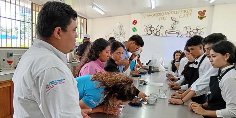 Estudiantes y maestros fortalecen competencias en catación y métodos de elaboración de café