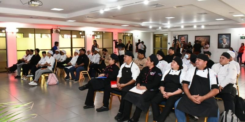 Docentes del Tecnológico Nacional en taller sobre comida peruana