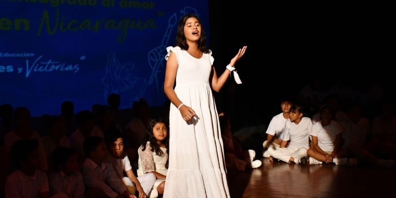 Realizan Teatro y Cantos a la Paz en Celebración de Abril Victorioso