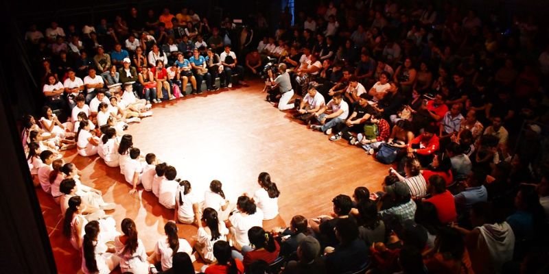 Realizan Teatro y Cantos a la Paz en Celebración de Abril Victorioso