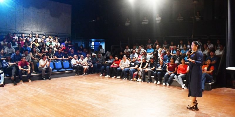 Realizan Teatro y Cantos a la Paz en Celebración de Abril Victorioso