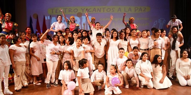 Realizan Teatro y Cantos a la Paz en Celebración de Abril Victorioso