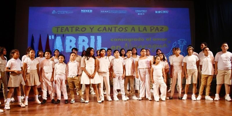 Realizan Teatro y Cantos a la Paz en Celebración de Abril Victorioso