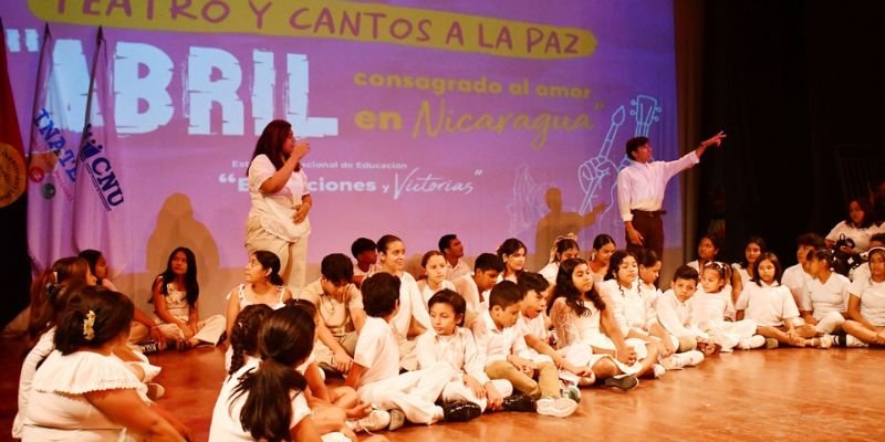Realizan Teatro y Cantos a la Paz en Celebración de Abril Victorioso