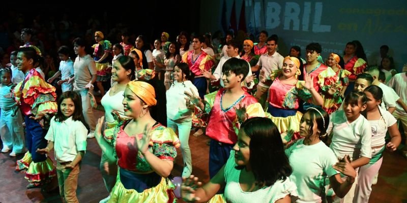 Realizan Teatro y Cantos a la Paz en Celebración de Abril Victorioso
