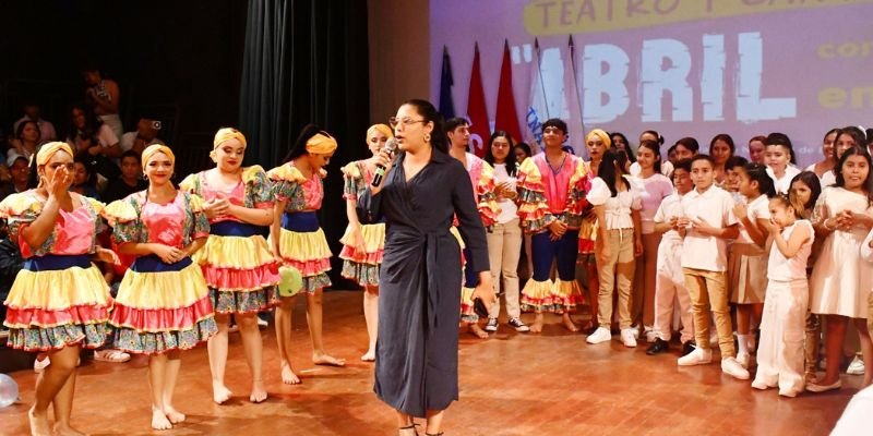 Realizan Teatro y Cantos a la Paz en Celebración de Abril Victorioso