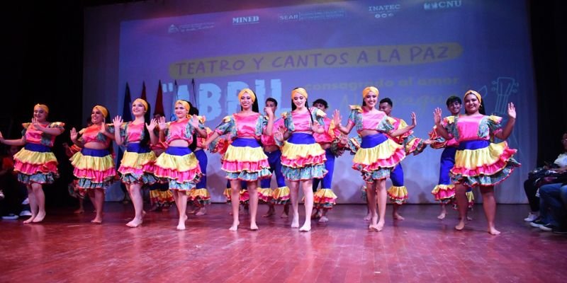 Realizan Teatro y Cantos a la Paz en Celebración de Abril Victorioso