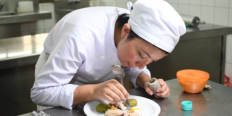 Estudiantes de Hotelería y Turismo  presentan técnicas de Cocina Creativa