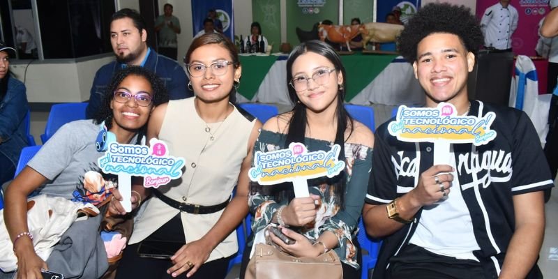 Festival celebra la Paz y el aprendizaje del inglés en la Educación Técnica