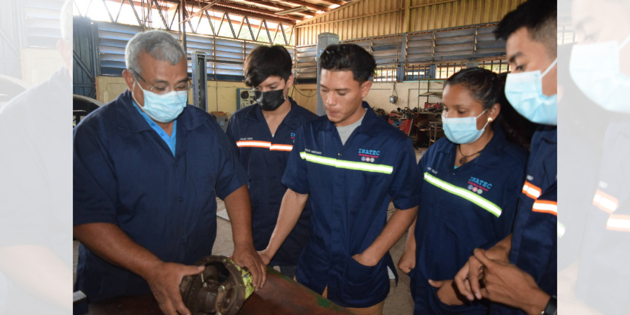 Don Isidro Arsenio Jiménez, Docente de Mecánica Automotriz.